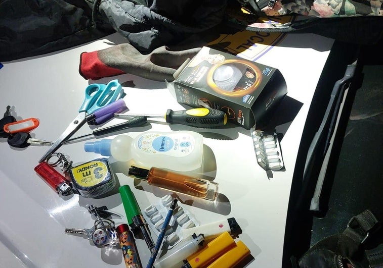 Fuerza y daña tres coches en Almatriche para robar en su interior